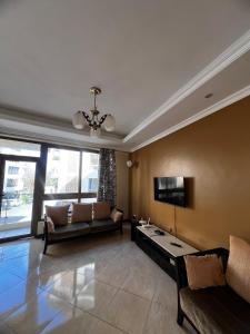 Televisyen dan/atau pusat hiburan di BeachLuxe 3bdr Pool Beach Access