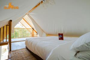 Postel nebo postele na pokoji v ubytování T-Rex Glamping + 42 fotografií
