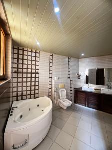 Bilik mandi di BeachLuxe 3bdr Pool Beach Access