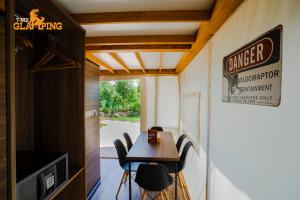 TV a/nebo společenská místnost v ubytování T-Rex Glamping