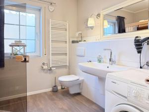 ツィングストにあるZingstroseの洗面台とトイレを備えた白いバスルーム