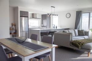Η κουζίνα ή μικρή κουζίνα στο Sunny, Modern 3-Bedroom Home in Richmond, Nelson
