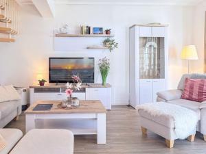 ツィングストにあるZingstroseのソファとテレビのあるリビングルーム +11枚の写真