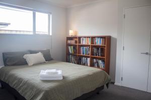 Ένα ή περισσότερα κρεβάτια σε δωμάτιο στο Sunny, Modern 3-Bedroom Home in Richmond, Nelson +7 φωτογραφίες