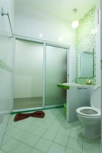 Kylpyhuone majoituspaikassa S Hotel Kanchanaburi