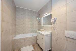 Koupelna v ubytování Anima Apartments - Coresi + 24 fotografií