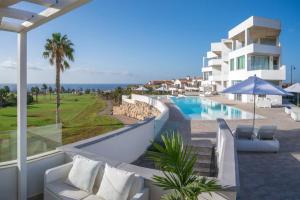 Blick auf ein Resort mit Swimmingpool in der Unterkunft Amarilla Golf Villas-lovely Complex-amazing View in San Miguel de Abona