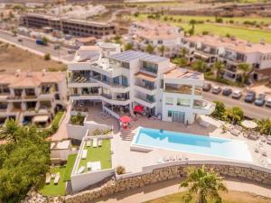 Luftaufnahme eines Hauses mit Swimmingpool in der Unterkunft Amarilla Golf Villas-lovely Complex-amazing View in San Miguel de Abona