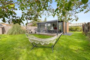 a hammock in the yard of a house at NEW! Vakantiehuis Grijpskerke met airco en houtkachel - 2 personen in Grijpskerke