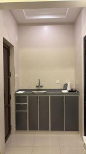 ハミース・ムシャイトにあるشقق الخيول الذهبية للشقق المخدومة -2のシンクとカウンターのあるキッチン +13枚の写真