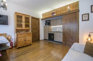 Zimmer mit einer Küche mit Holzschränken in der Unterkunft 275 Ca Masarie in Alvera