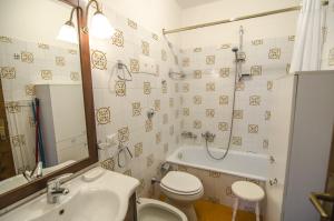 ein Badezimmer mit Waschbecken, Toilette und Dusche in der Unterkunft 275 Ca Masarie in Alvera + 6 Fotos