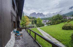 einen Balkon mit Stühlen und Bergblick in der Unterkunft 275 Ca Masarie in Alvera