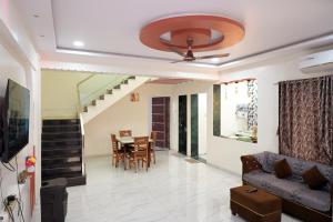 ein Wohnzimmer mit Sofa und Tisch in der Unterkunft Miraval Vista in Malavli