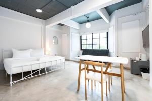 a bedroom with a bed and a table and chairs at X Yellow Place Sukhumvit Soi 2 BTS Nana - เยลโล เพลส สุขุมวิท ซอย 2 บีทีเอส นานา in Bang Kapi