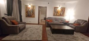 Una sala de estar con dos sofás y una mesa de café. en Kytila Apartments, en Chitila