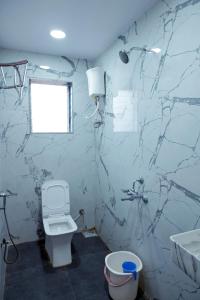 ein Badezimmer mit Toilette und Waschbecken in der Unterkunft Miraval Vista in Malavli + 16 Fotos