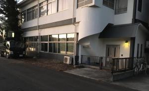 ein Gebäude mit einem LKW, der davor parkt in der Unterkunft Kami no Tsuki - Vacation STAY 15816 in Akiruno