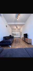 プリズレンにあるIn Time Apartmentのソファとテーブルのあるリビングルーム