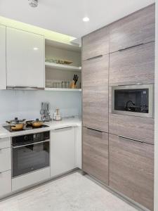 O bucătărie sau chicinetă la 2BR Four Season View in Water Bay