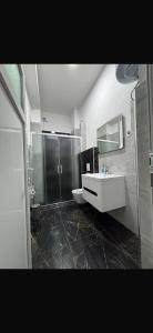 プリズレンにあるIn Time Apartmentの洗面台とトイレ付きのバスルーム