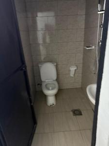 een kleine badkamer met toilet en wastafel bij Blue Zone in Kigali