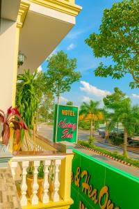 a hotel therapy set sign in front of a building at Khách sạn Hương Sen Sa Đéc in Sa Ðéc