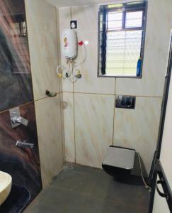 een kleine badkamer met een raam en een douche bij Sukhad Home Stay in Gimvi