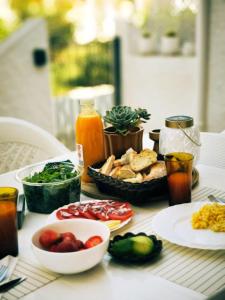 une table recouverte de plaques alimentaires et de légumes dans l'établissement Cabo Roig Cristalmar, à Cabo Roig