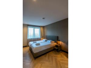 Un dormitorio con una cama y una ventana grande. en Modern villa in De Cocksdorp near the beach, en De Cocksdorp
