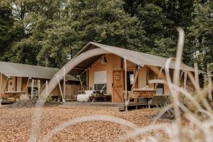 a building with a tent in the woods at Veluwepark De Bosgraaf | Glamping in Lieren