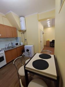 Kuchyň nebo kuchyňský kout v ubytování Spacious apartment at 18 Grigory Skovoroda Street + 26 fotografií