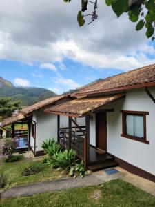 a guest house with a view of the mountains at Chalés Metanóia in São Pedro da Serra