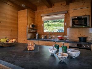 una cocina con una barra con tazones de comida. en Chalet Le Charmieux - OVO Network, en Le Grand-Bornand
