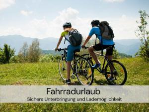 GroßharthauにあるTinyHousebeiDresden unser größtes winziges Häuschen für bis zu 7 Personen, Kaminofen, große Terrasse - Nähe Sächsische Schweiz - Von Juni - September Mindestmietzeit 1 Woche Sa-Saの草の丘での自転車乗り2名