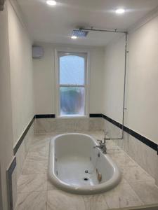 Et badeværelse på 2 Bed Apartment in Addlestone Free Parking