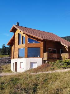 ein Haus auf einem Hügel in der Unterkunft Grand Valtin : chalet écolo 4 étoiles 14 personnes in Ban-sur-Meurthe-Clefcy