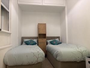 En eller flere senge i et værelse på 2 Bed Apartment in Addlestone Free Parking