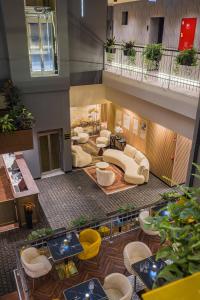 Draufsicht auf eine Lobby mit Sofas und Tischen in der Unterkunft Hotel Allora in Budapest