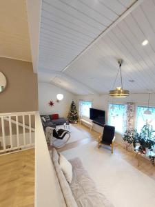 Et tv og/eller underholdning på House between pines 5-bedroom house with 3 toilets