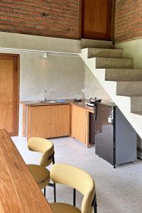 Η κουζίνα ή μικρή κουζίνα στο Froghouse Canggu +6 φωτογραφίες