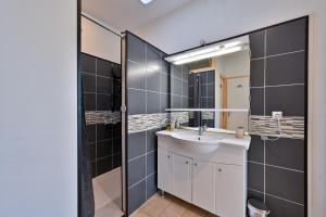 Koupelna v ubytování L'Escale Brièronne - Confortable au cœur de la Brière + 8 fotografií