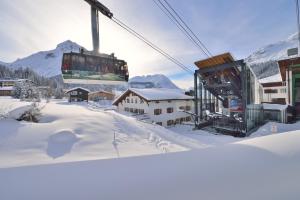 a gondola ride over a snow covered mountain at Nexus Suiten - by A-Appartments in Stuben am Arlberg