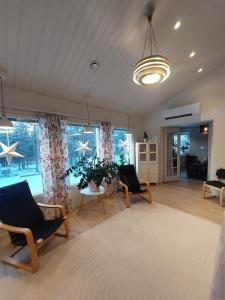 Et opholdsområde på House between pines 5-bedroom house with 3 toilets + 31 billeder