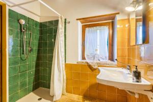een badkamer met wastafel en douche bij Villa Delle Vigne in Novilara +32 foto's