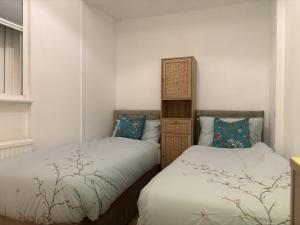 two beds in a small room withermottermottermott at Pet Friendly 2 Bed Ground Floor Apartment in Addlestone with Free Driveway Parking in Addlestone