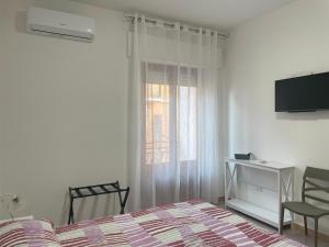カルデードゥにあるAffitta camere - Casa vacanze Domu e Mariのベッドと窓のある白い寝室