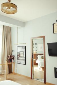 TV a/nebo společenská místnost v ubytování Bazaar Inn Hotel