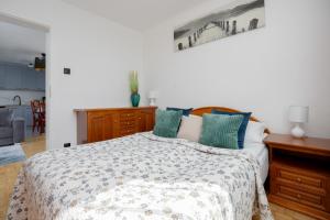 a bedroom with a bed with blue and green pillows at Spacious Apartment Close to Warsaw for 5 people by Noclegi Renters in Konstancin-Jeziorna