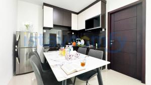 Una cocina o cocineta en 2BR The BCC Residence 7AC City View